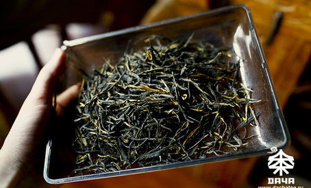 Замечательный образец красного чая из города Фэн Цин, Дянь Хун Сонь Чжен (сосновые иглы), за именитость, происхождение и вкусовые качества ценник – 1500 юаней за кг.